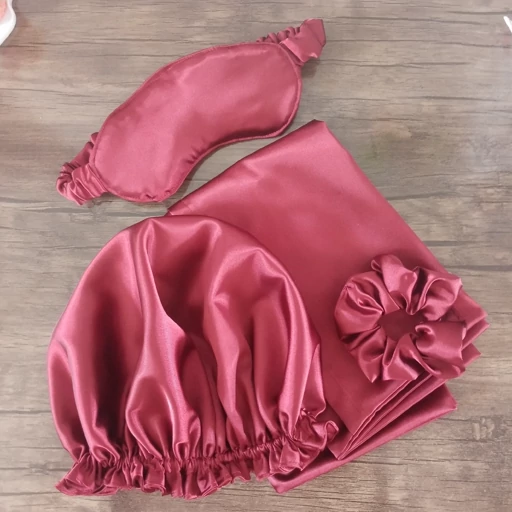 پک چهار تایی ساتن شامل روبالشتی کلاه خواب و کش ساتن و چشم بند - Image 4